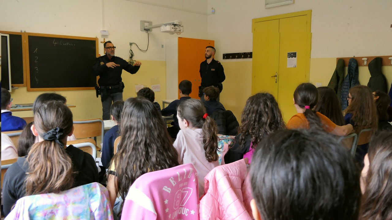 Acate, gli alunni del “Puglisi” diventano poliziotti per un giorno: lezione speciale sulla legalità