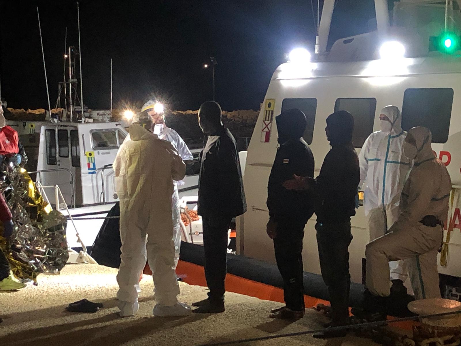 Quattro giorni alla deriva, salvati in 67 e portati a Pozzallo