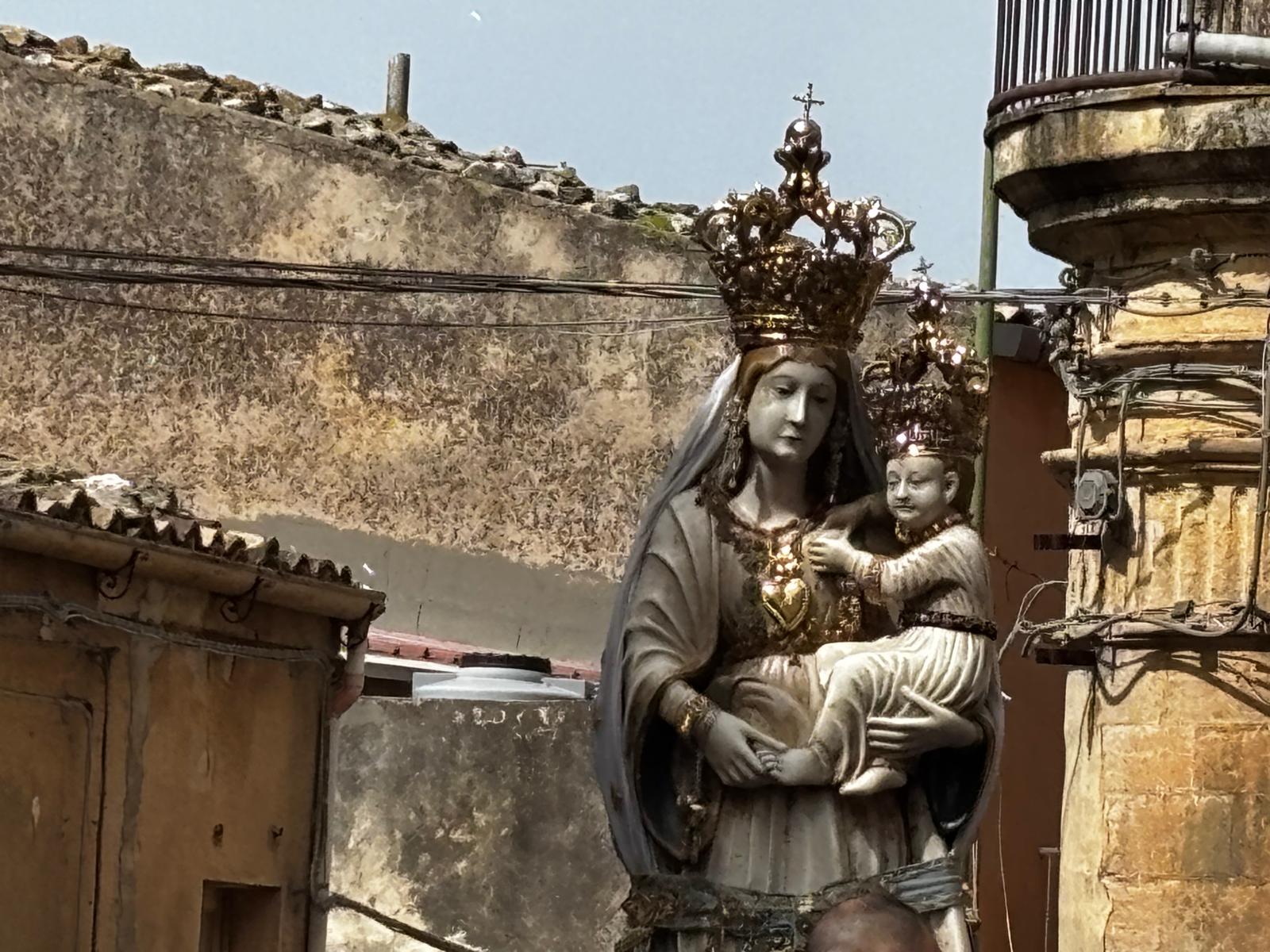 Salita della Madonna di Gulfi 2026, fede e tradizione nonostante il vento (video)