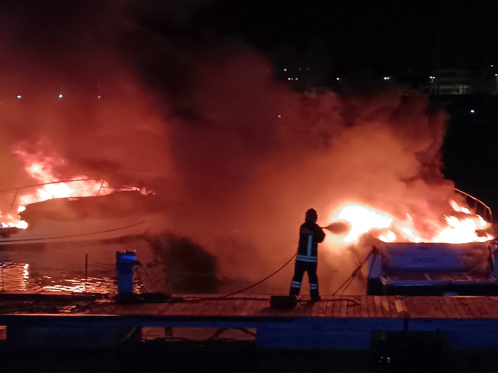 Incendio al porto di Scoglitti, in fiamme imbarcazioni da diporto