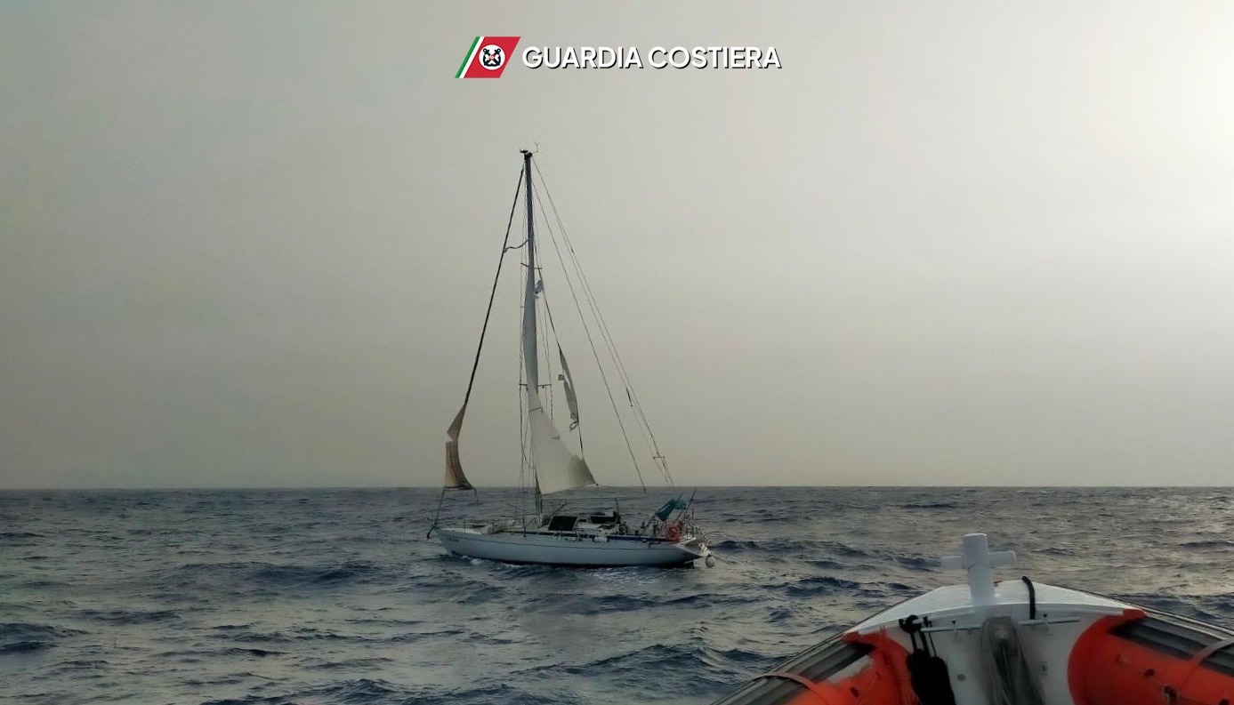 Barca alla deriva a largo di Pozzallo: salvato un diportista (video)