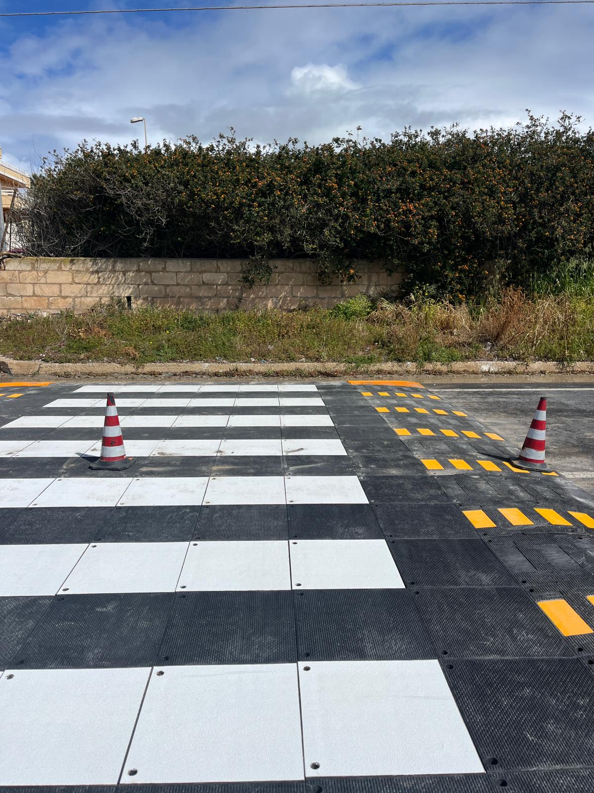 Marina di Ragusa, installato il primo dei passaggi pedonali sicuri in Via Cervia
