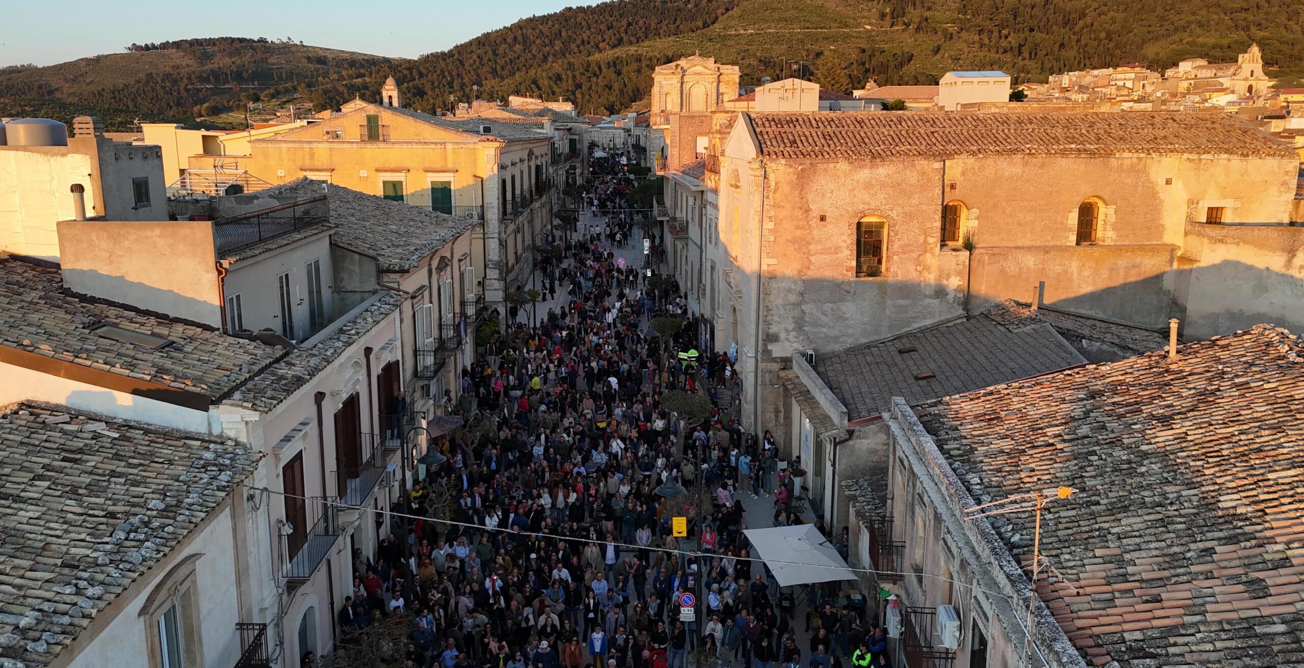 Primo maggio a Chiaramonte Gulfi tra musica e scenografie del carnevale