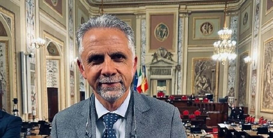 Abbate cambia passo, prima elogia poi attacca la sua stessa area politica