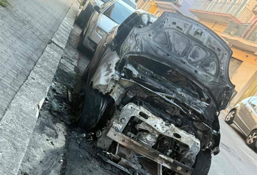 Auto in fiamme in via dei Mirti a Ragusa, nessun ferito