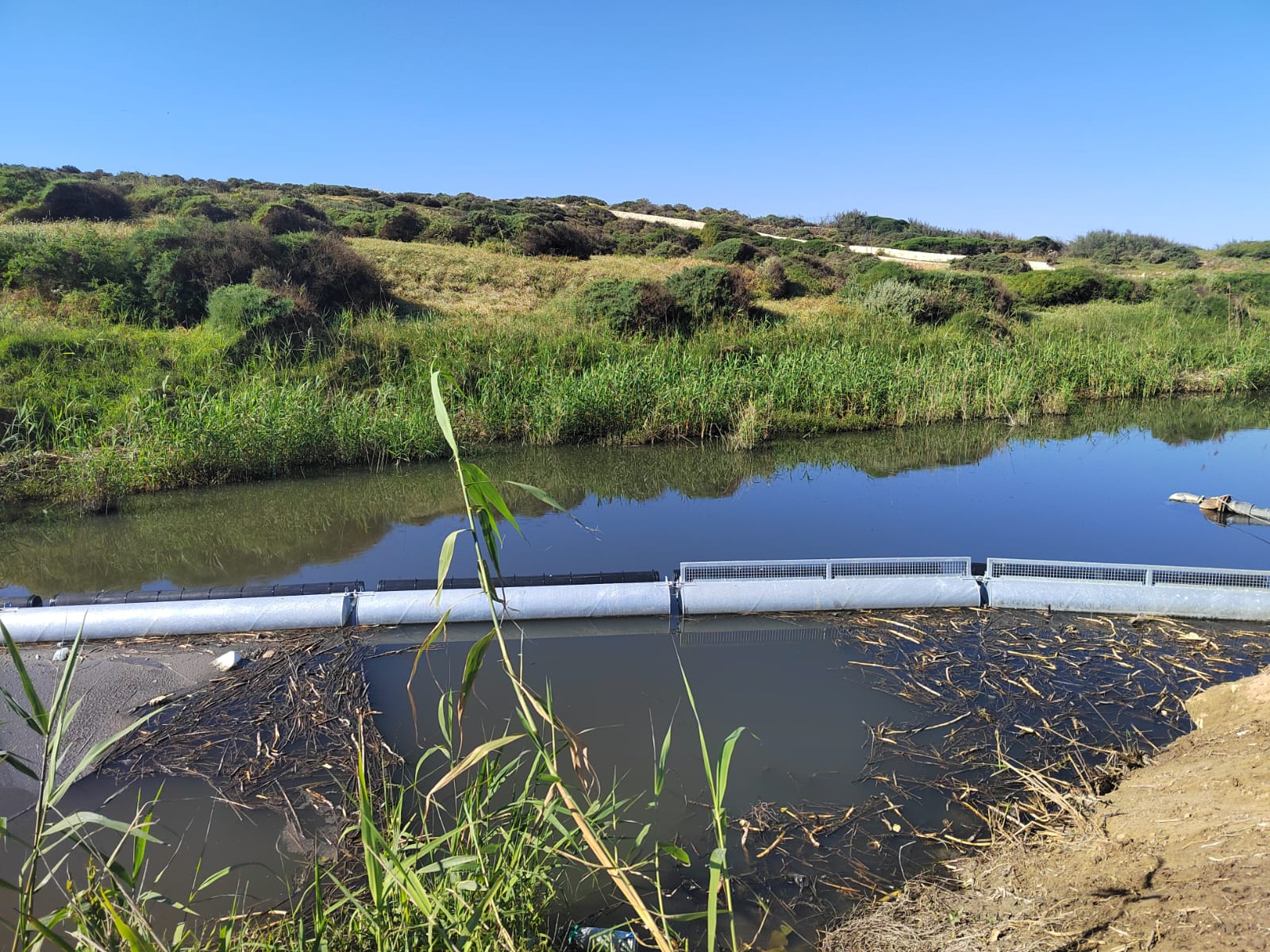 Vittoria, Foce fiume Ippari, installato nuovo sistema per intercettare i rifiuti flottanti