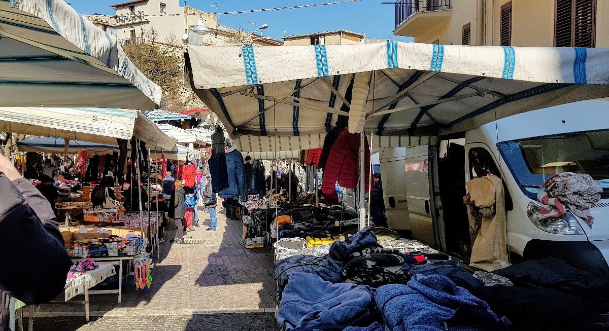 Blitz al mercato settimanale di Vittoria: maxi controlli tra sequestri e multe