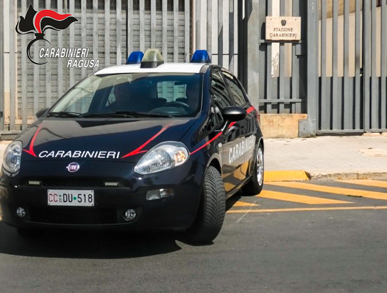 Carabinieri liberi dal servizio fermano due minori con hashish e coltelli
