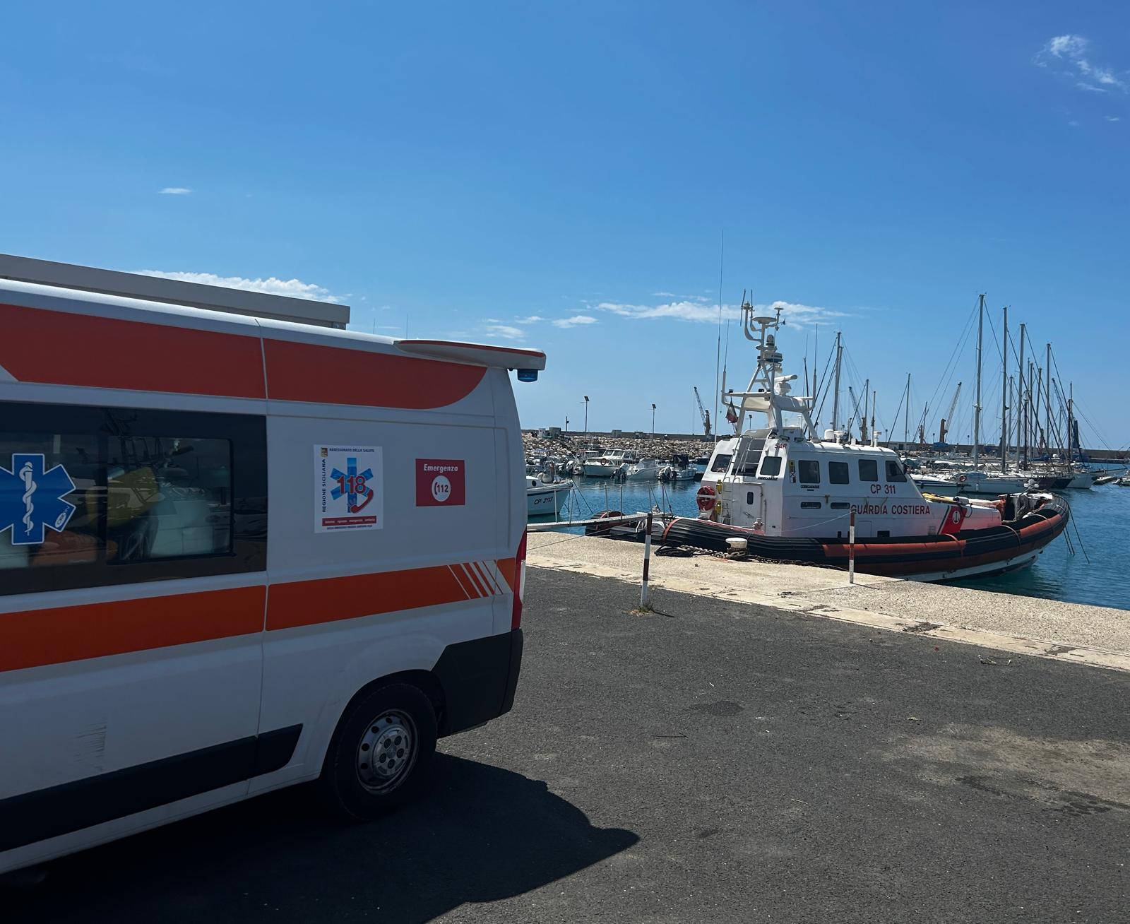 Nave diretta in Grecia, marittimo colto da malore: intervento urgente in mare (video)