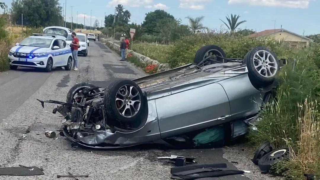 Auto si ribalta lungo la strada per Cava Ispica, 25enne in ospedale