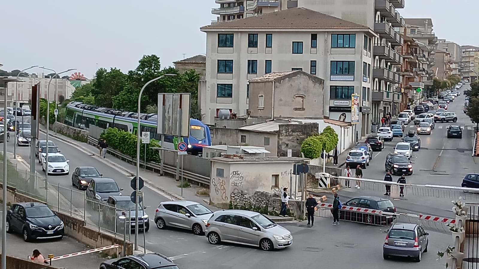Via Paestum, auto bloccata tra le sbarre: Firrincieli sollecita controlli