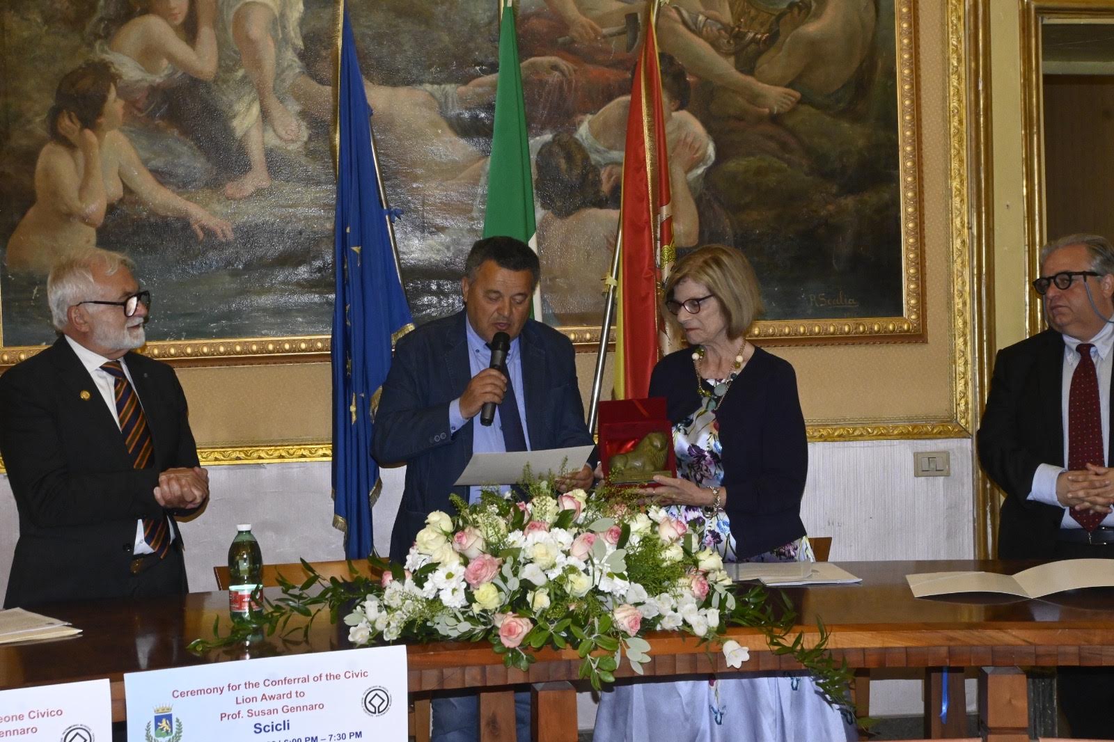 Scicli: il sindaco Marino consegna il Leone di Bronzo della città alla prof.ssa Susan Gennaro