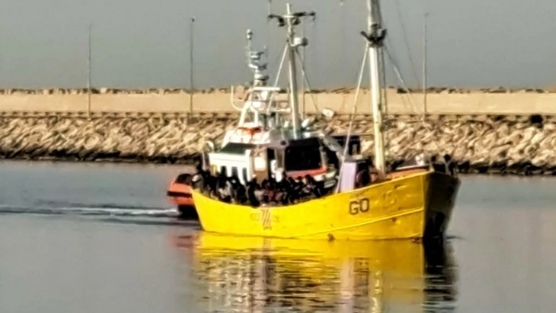 Sessanta migranti soccorsi in mare, motovedetta in viaggio verso Pozzallo