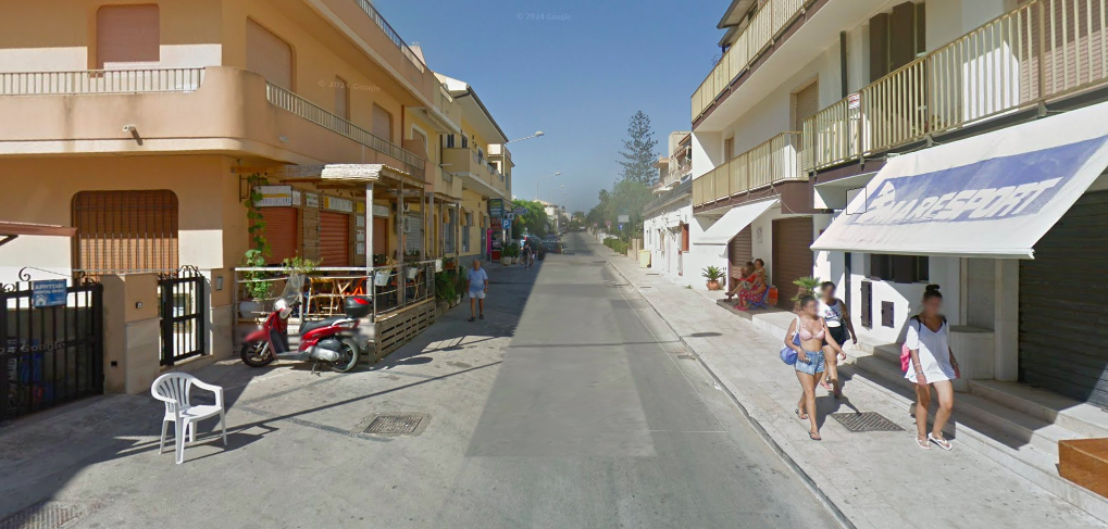 Marina di Modica, Corso Mediterraneo nel caos: “Auto e moto sfrecciano tra pedoni e famiglie”