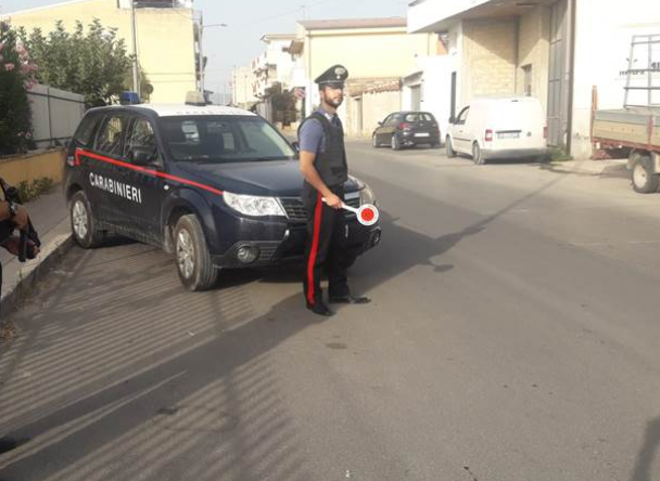 Scappa con l’auto rubata ma abbandona tutto dopo l’arrivo dei Carabinieri