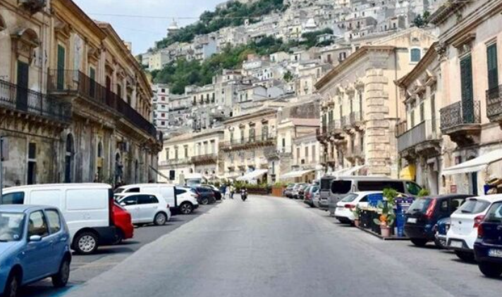 Danneggia diverse auto e sparisce nel nulla, identificato grazie alla targa