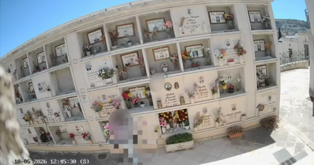 Furti di fiori sulle tombe a Scicli, incastrata dalle telecamere (video)