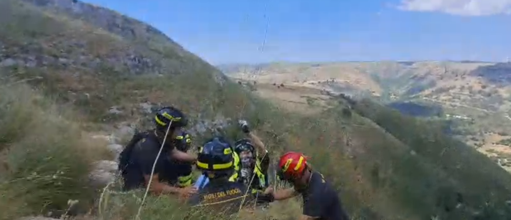 Cade in un dirupo tra Ragusa e Modica, decisivo l’intervento dell’elicottero (video)