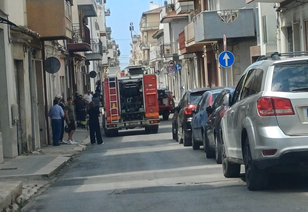 Fiamme a Vittoria, incendio minaccia anche una casa (video)