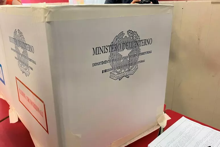 Comunali, in Sicilia ieri ha votato il 45,45%, seggi aperti fino alle 15. Ispica in calo: -0,86%