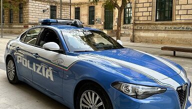 Droga e pistola modificata nascoste in casa, arrestato un 23enne a Vittoria