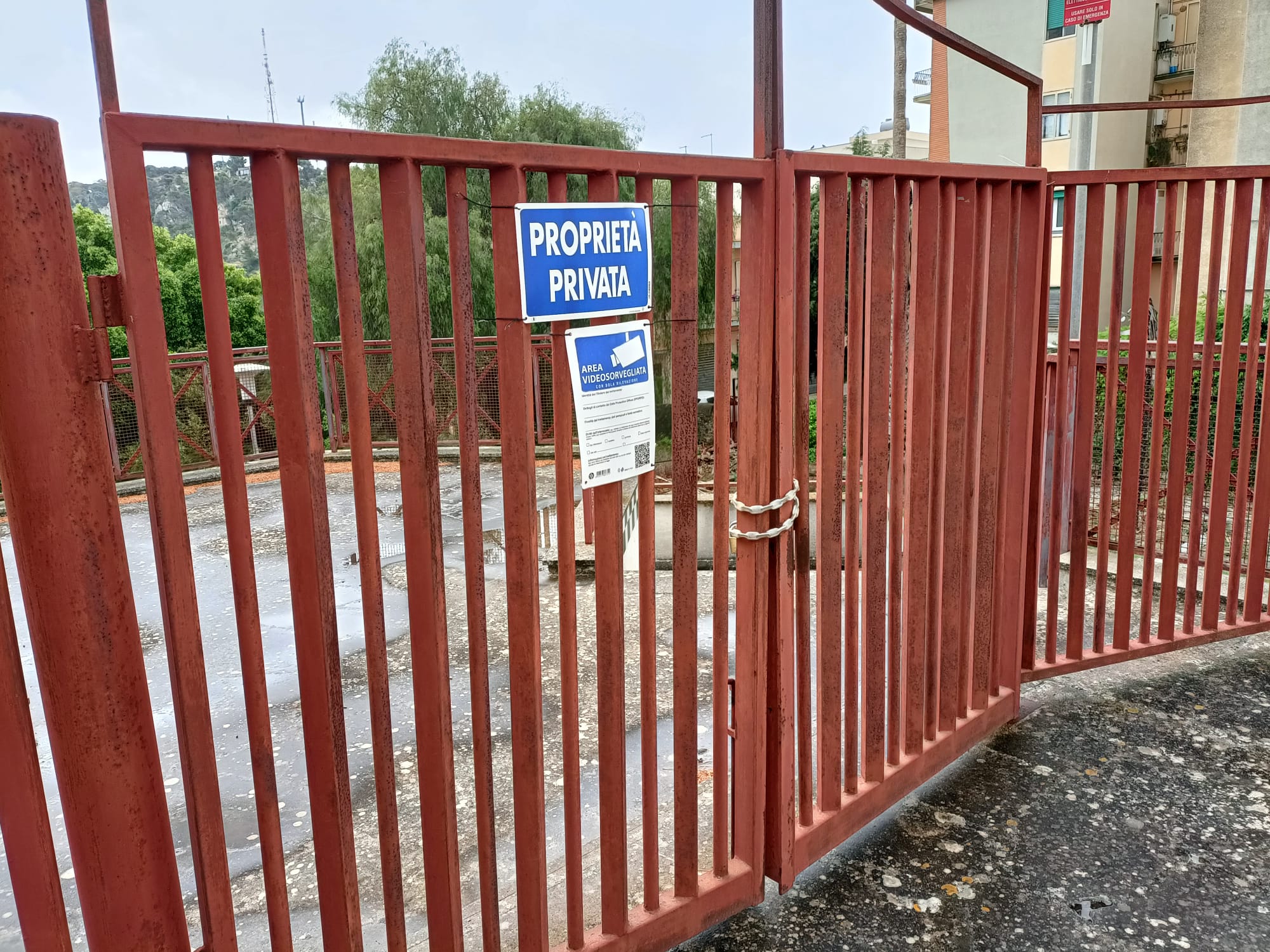Modica, la piccola villa comunale del Dente chiusa e nel degrado: la denuncia