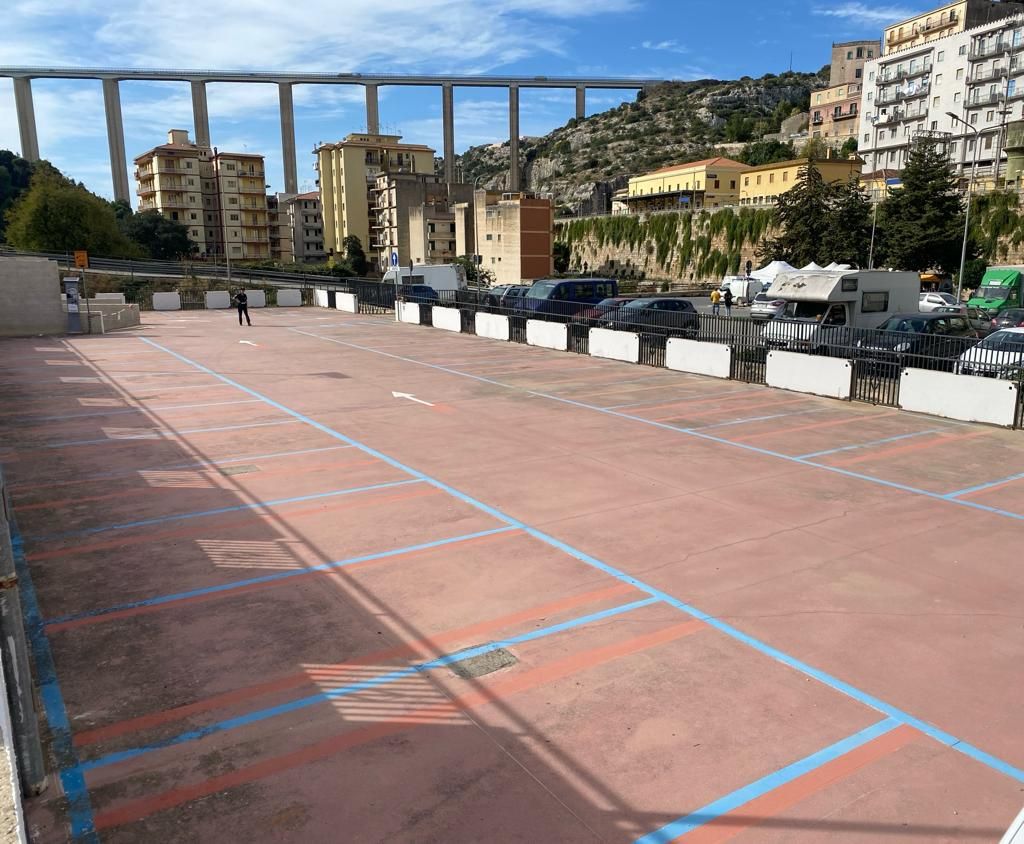 Modica, il multipiano resta deserto e le famiglie pagano centinaia di euro