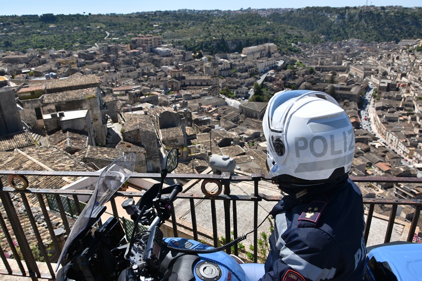 Cocaina, bilancino e droga in casa, scattano le perquisizioni a Modica