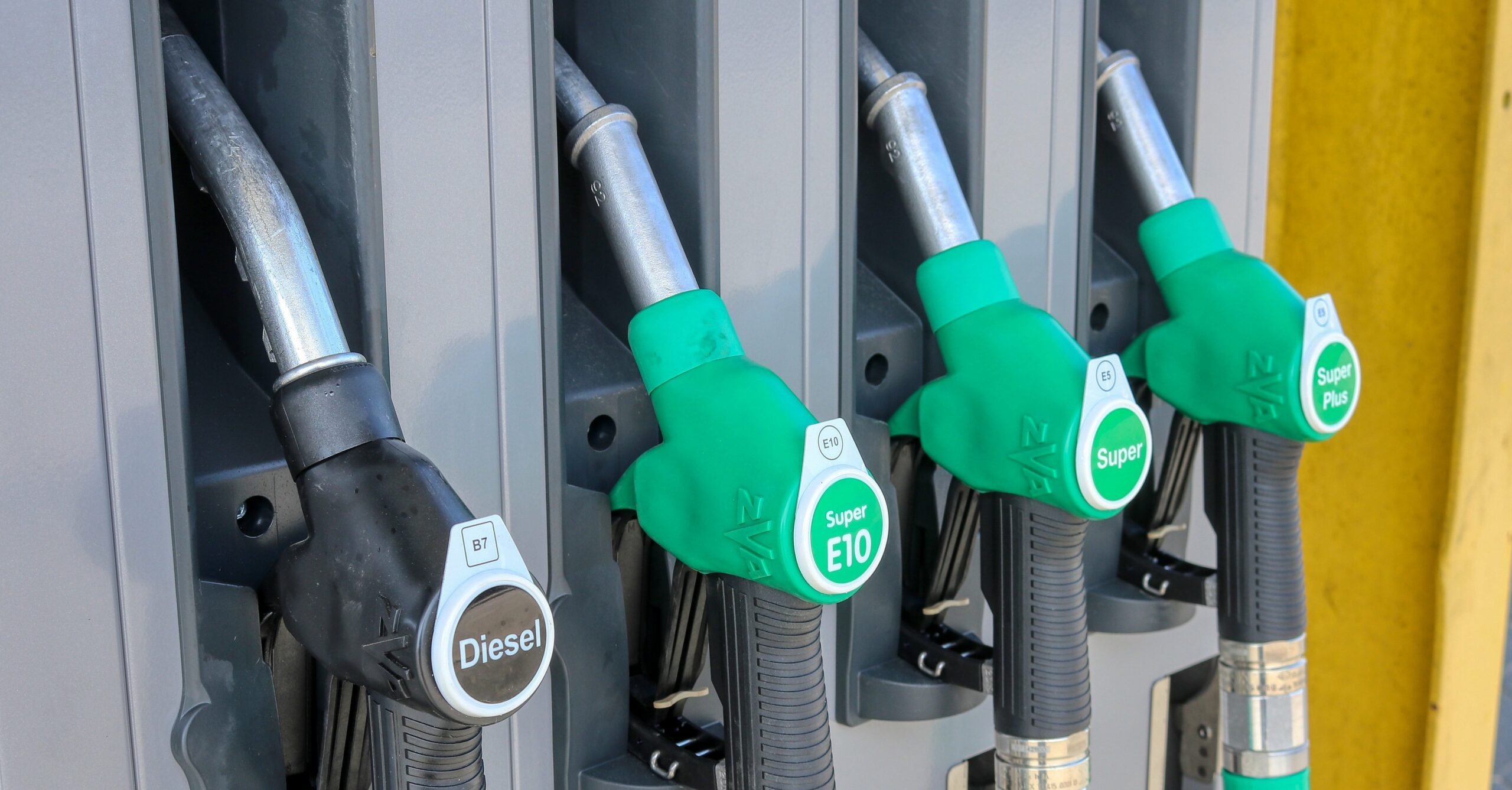Caro gasolio, pieno più pesante: scoppia la polemica sulle accise
