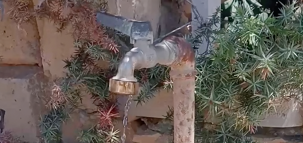 Fontana sigillata, ma l’acqua continua a scorrere: il paradosso di Marina di Modica (video)