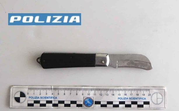 Punta un coltello contro la Polizia, giovane bloccato e arrestato a Vittoria
