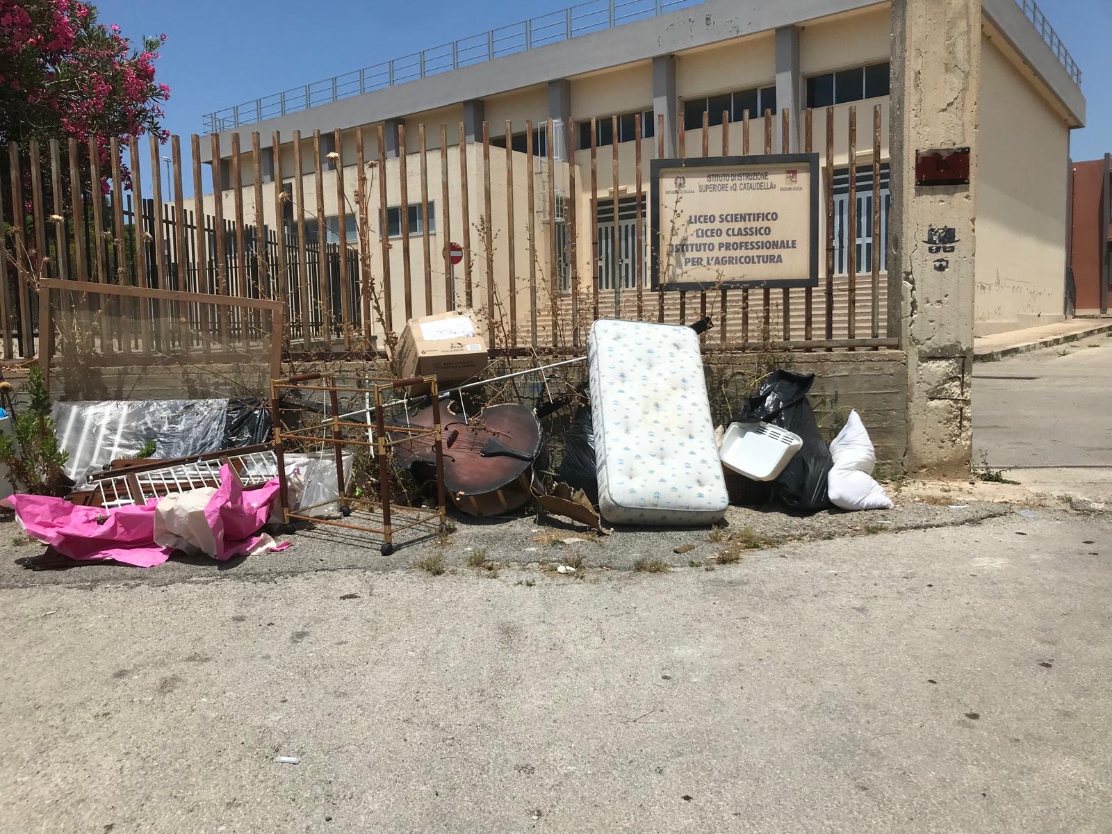 Scicli: discarica davanti all’Istituto Cataudella simbolo del degrado del quartiere Jungi