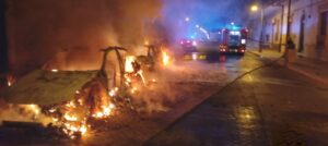 Acate, incendio nella notte: distrutte due auto in corso Indipendenza
