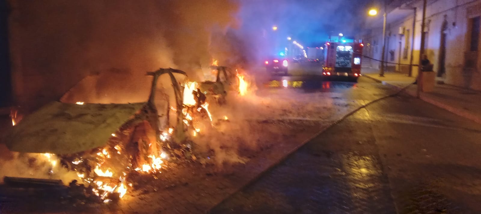 Acate, incendio nella notte: distrutte due auto in corso Indipendenza