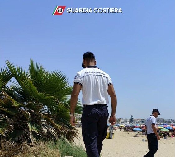 Ispica, combustione illecita di rifiuti sulla spiaggia: denunciati dalla Guardia Costiera