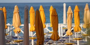 Ombrelloni, lettini e ristorazione più cari: in Sicilia il mare costa di più nell’estate 2026