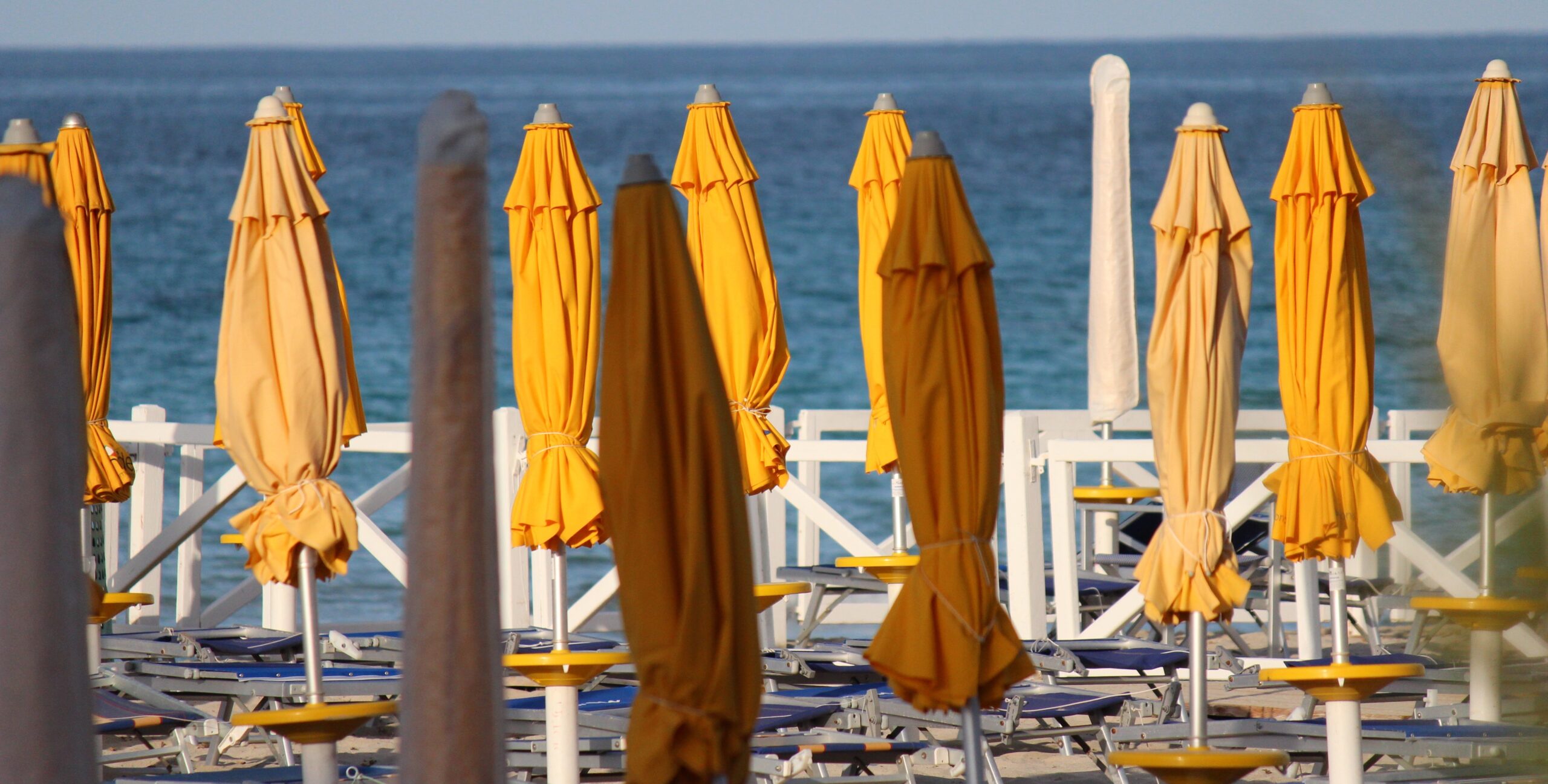 Ombrelloni, lettini e ristorazione più cari: in Sicilia il mare costa di più nell’estate 2026